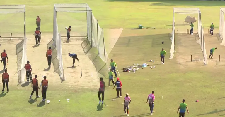 অনুশীলন করছেন দুই দলের ক্রিকেটাররা